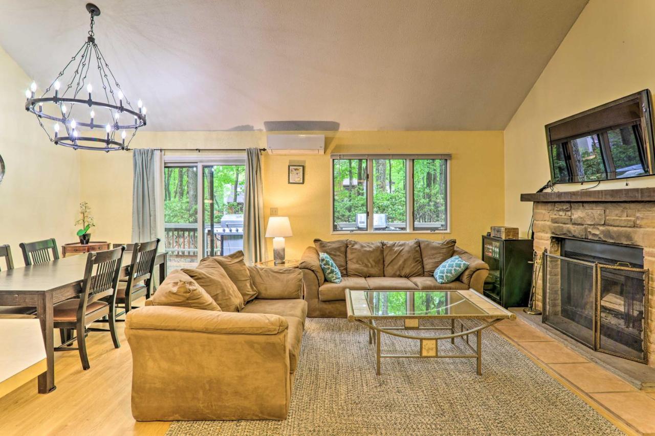 Holiday home Contemporary Poconos Townhome Near Skiing And Lakes! Lake Harmony