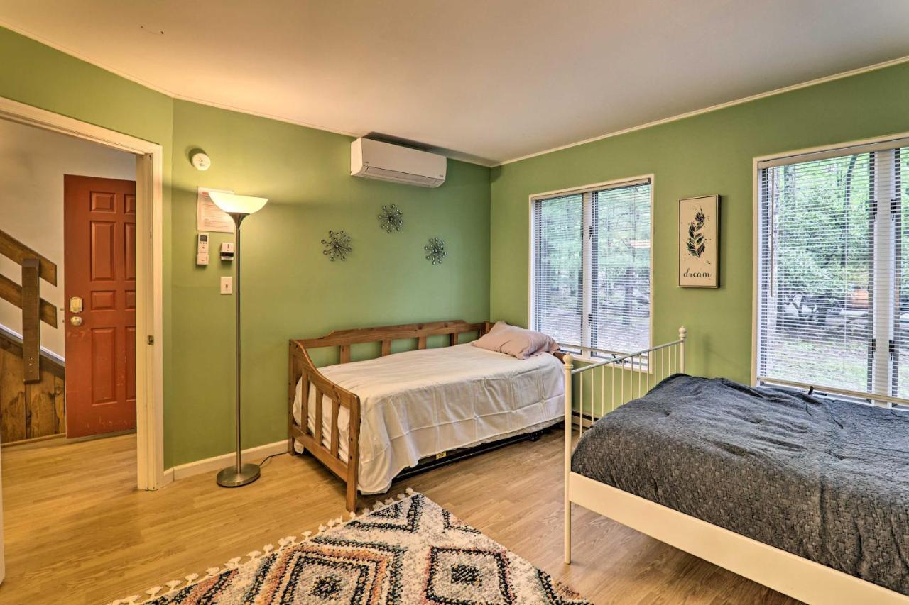 Holiday home Contemporary Poconos Townhome Near Skiing And Lakes! Lake Harmony