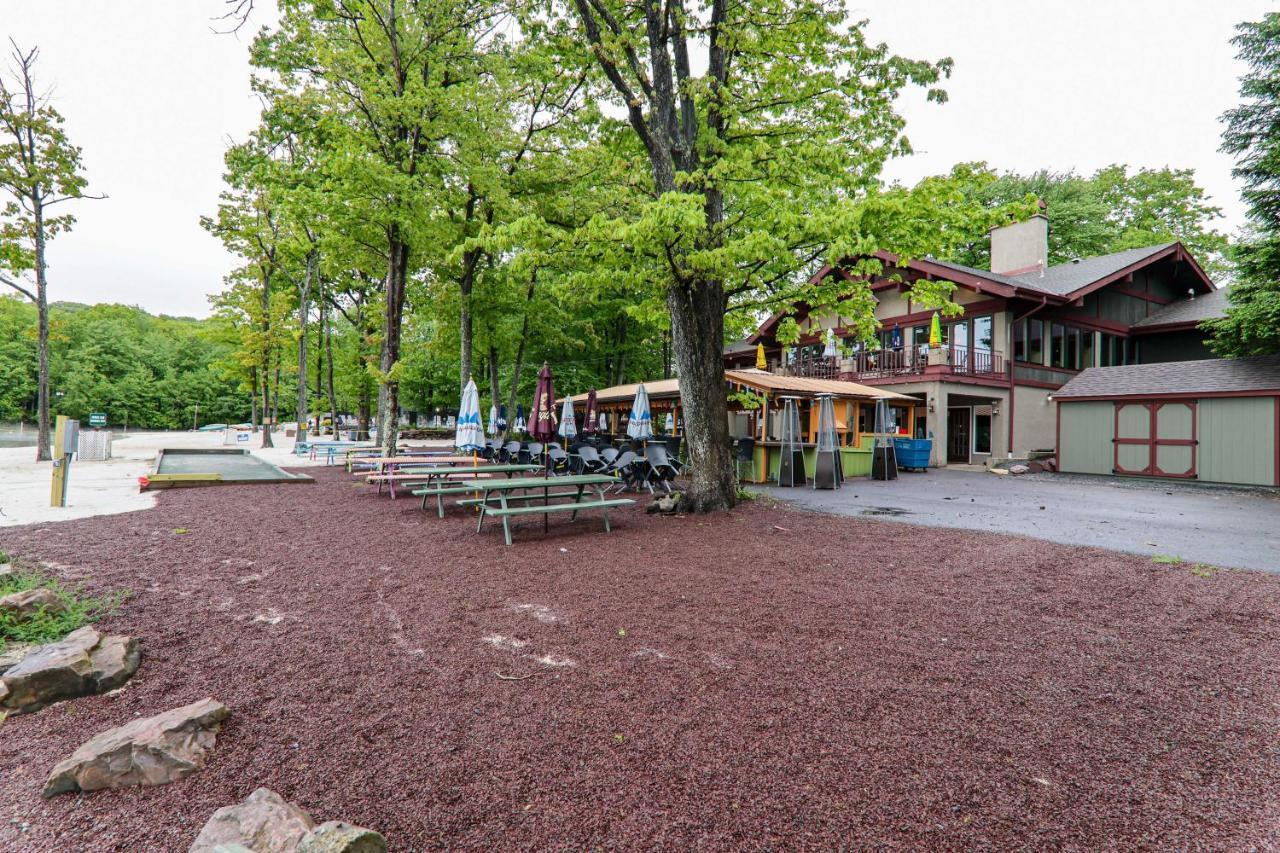 Contemporary Poconos Townhome Near Skiing And Lakes! Lake Harmony
