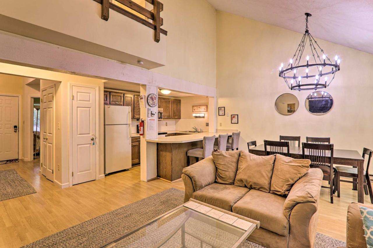 Holiday home Contemporary Poconos Townhome Near Skiing And Lakes! Lake Harmony