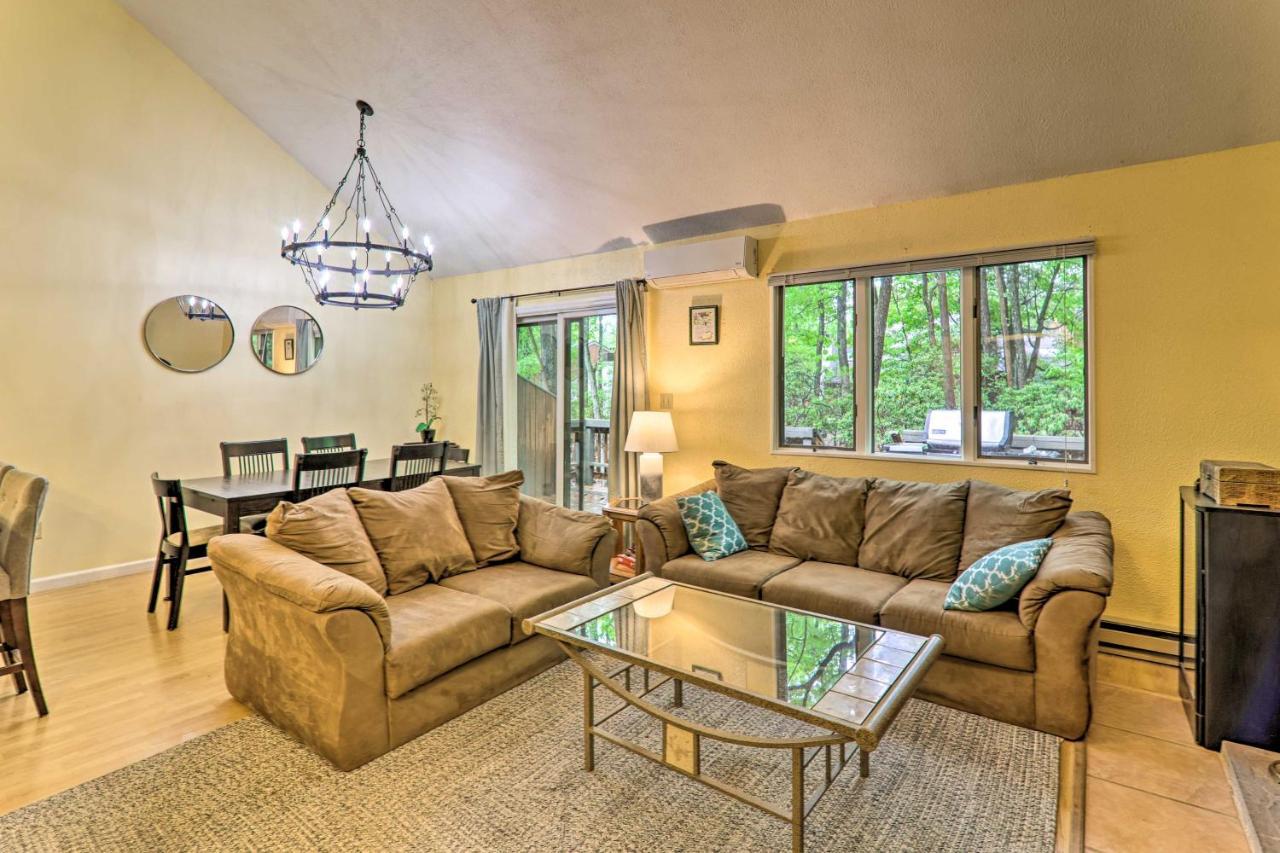 Holiday home Contemporary Poconos Townhome Near Skiing And Lakes!