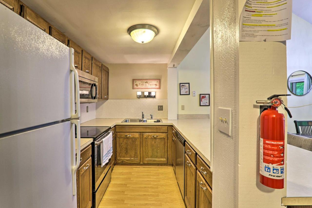 Contemporary Poconos Townhome Near Skiing And Lakes! Holiday home Lake Harmony