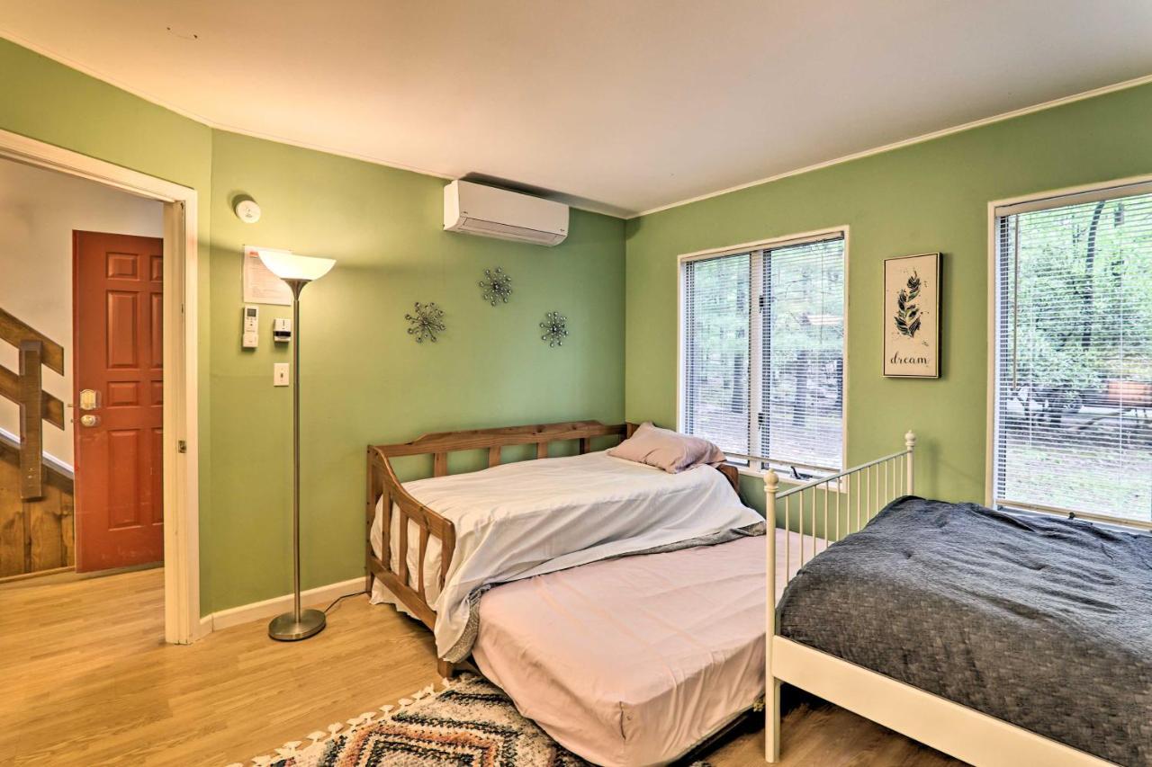 Contemporary Poconos Townhome Near Skiing And Lakes! Holiday home