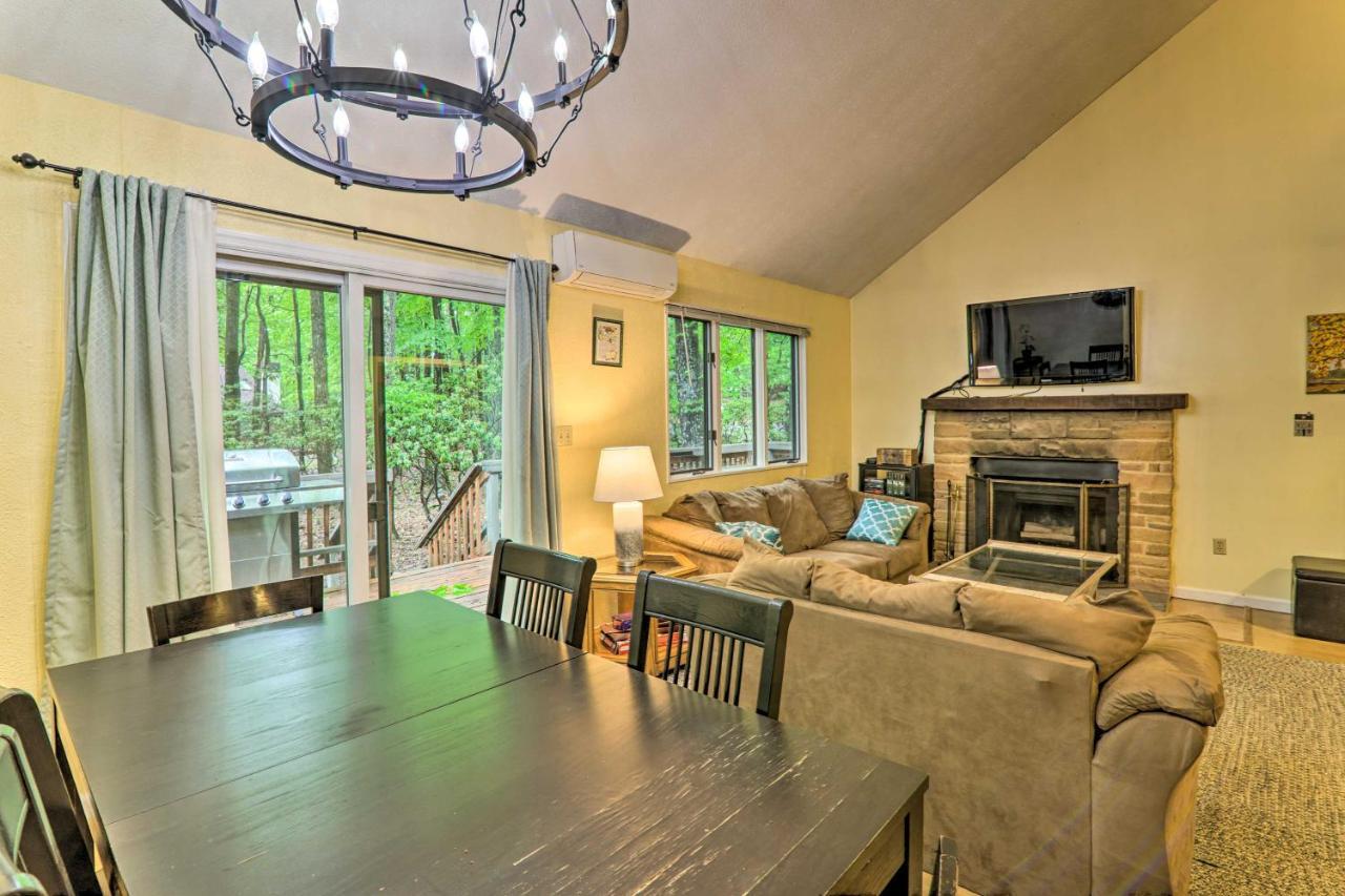 Holiday home Contemporary Poconos Townhome Near Skiing And Lakes! Lake Harmony