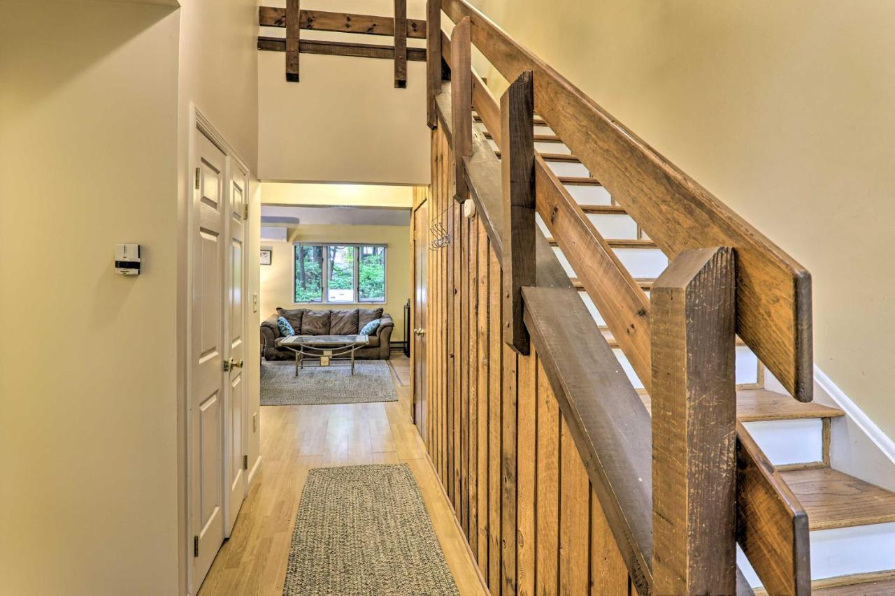 Holiday home Contemporary Poconos Townhome Near Skiing And Lakes! Lake Harmony