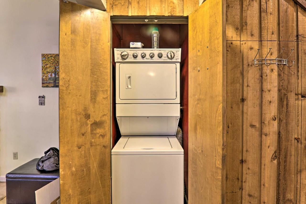 Holiday home Contemporary Poconos Townhome Near Skiing And Lakes! Lake Harmony
