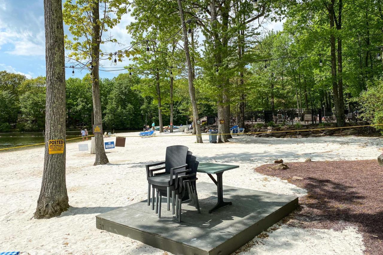 Holiday home Contemporary Poconos Townhome Near Skiing And Lakes! Lake Harmony